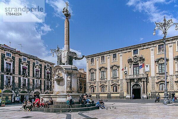 Domplatz mit Elefantenbrunnen in der Altstadt  Catania  Ostküste  Sizilien  Italien  Europa