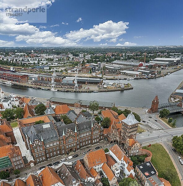 Drohnenaufnahme  Drohnenfoto  Panorama Foto  historisches Stadtzentrum von Lübeck mit Blick auf die Burg mit dem Burgtor  europäisches Hansemuseum  die Trave und den Hafen  Hubbrücke  Lübeck  Schleswig-Holstein  Deutschland  Europa