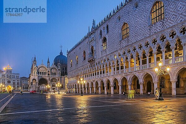 Piazzetta mit Dogenpalast und Markusdom bei Morgendämmerung  Venedig  Venetien  Adria  Norditalien  Italien  Europa