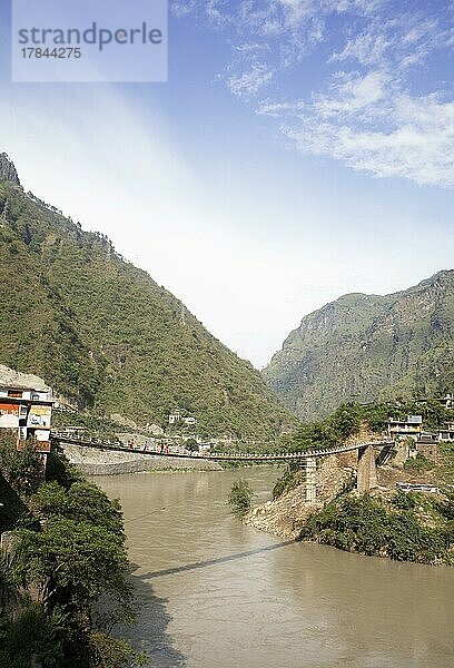 Anogi Hängebrücke über den Beas Fluss  Himachal Pradesh  Indien  Asien