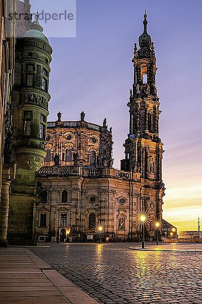 Blaue Stunde am Katholischen Hofkirche  Dresden  Deutschland  Europa