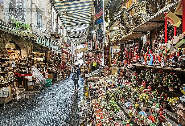 Verkaufsstände in der Krippengasse Via San Gregorio Armeno in der Altstadt  Neapel  Golf von Neapel  Kampanien  Süditalien  Italien  Europa