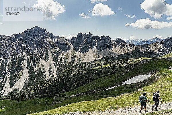 Wanderer  Wanderweg  Drei Seen Wanderung  Nesselwängle  Blick auf Bergketten  Tannheimer Tal  Tirol  Österreich  Europa
