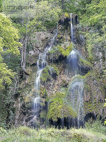 Uracher Wasserfall bei Bad Urach im Maisental  Schwäbische Alb  Bad Urach  Baden-Württemberg  Deutschland  Europa