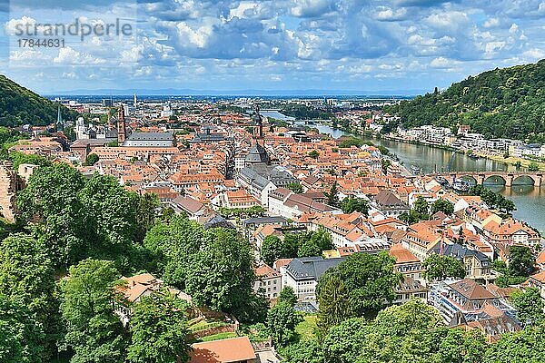 Blick über die historische Altstadt und den Neckar  Heidelberg  Deutschland  Europa