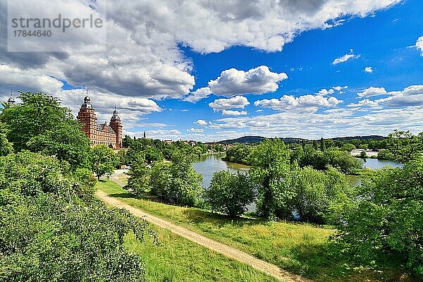 Blick über die schöne deutsche Stadt Aschaffenburg mit Main  Schloss Johannisburg und grünem Park an einem sonnigen Sommertag