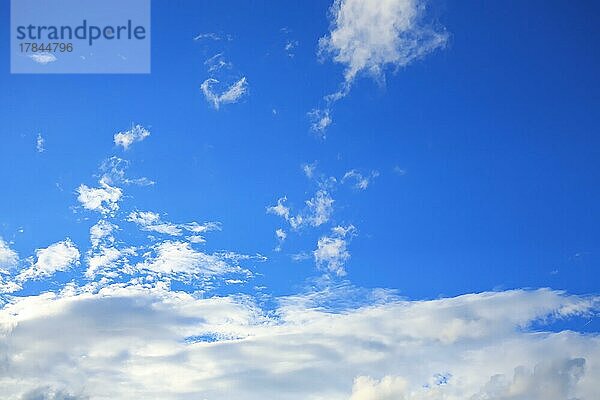 Weiße Wolken bei blauem Himmel
