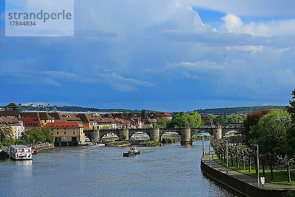 Main bei Würzburg mit Blick auf die alte Mainbrücke. Unterfranken  Franken  Bayern  Deutschland  Europa