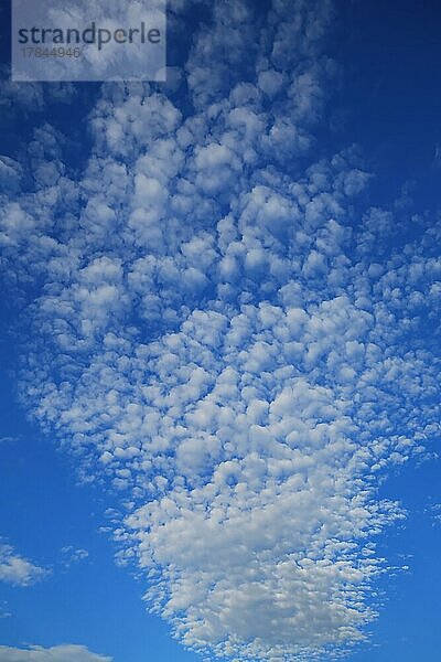 Weiße Wolken bei blauem Himmel