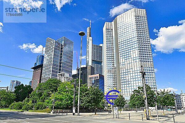Finanzviertel mit modernen Wolkenkratzern  Bankgebäuden und Eurozeichen Skulptur  Frankfurt am Main  Deutschland  Europa