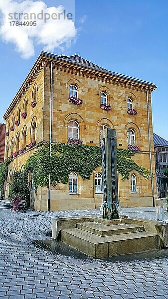 Das Rathaus von Wassertrüdingen bei schönem Wetter. Wassertrüdingen  Ansbach  Mittelfranken  Bayern  Deutschland  Europa