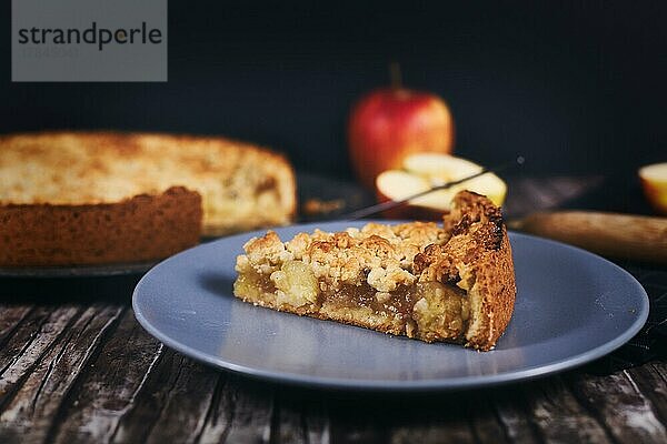 Ein Stück traditioneller europäischer Apfelkuchen mit Streuseln auf dem Teller