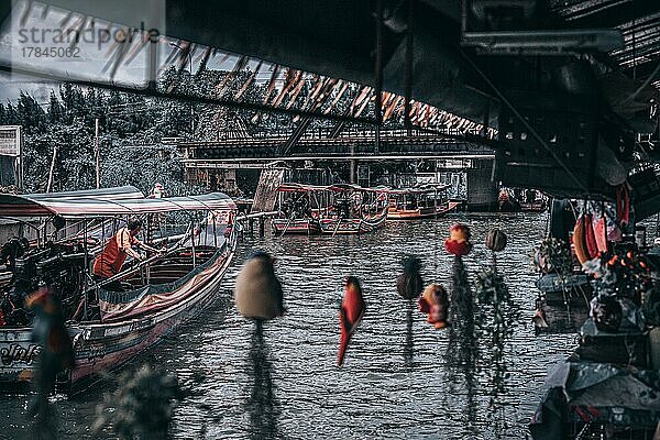 Boote am schwimmenden Markt in Bangkok  Thailand  Asien