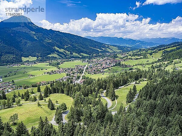 Blick von der Kanzel am Jochpass mit Blick auf Bad Hindelang  Allgäu  Bayern  Deutschland  Europa