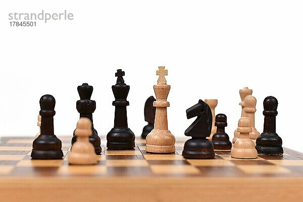 Schach Brettspiel mit Fokus auf weiße Königin Stücke auf weißem Hintergrund