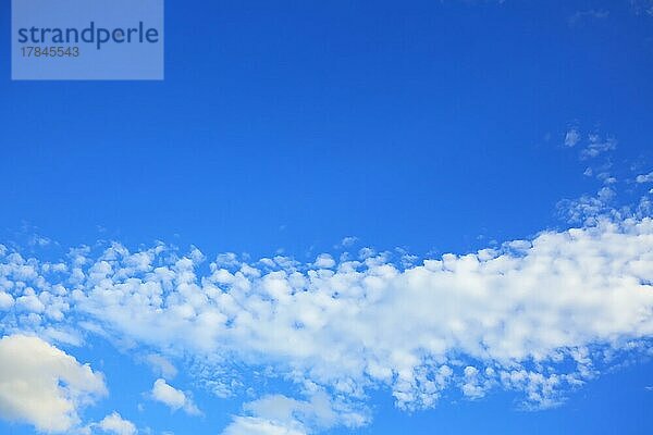 Weiße Wolken bei blauem Himmel