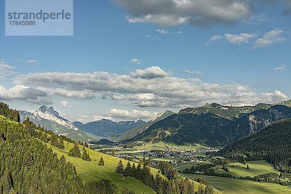 Blick auf Tannheimer Tal  Tirol  Österreich  Europa