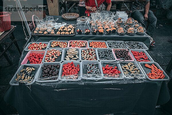 Süßigkeiten am schwimmenden Markt in Bangkok  Thailand  Asien