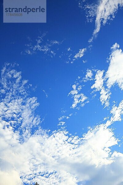 Weiße Wolken bei blauem Himmel