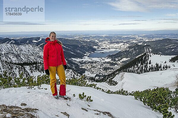 Blick auf Schliersee  Skitourengeherin am Gipfel des Jägerkamp im Winter  Bayern  Deutschland  Europa