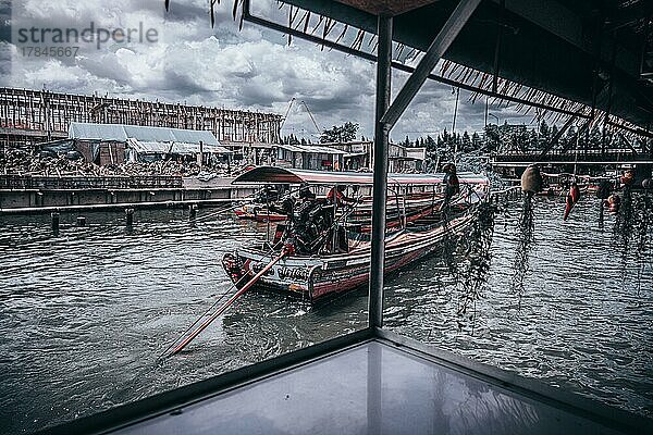 Boote am schwimmenden Markt in Bangkok  Thailand  Asien