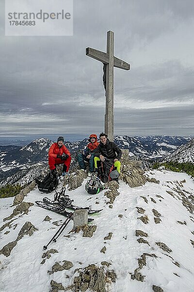 Drei Skitourengehern am Gipfel des Jägerkamp im Winter  Bayern  Deutschland  Europa