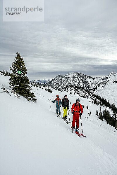 Drei Skitourengeher  Jägerkamp  Schlierseer Berge  Mangfallgebirge  Bayern  Deutschland  Europa