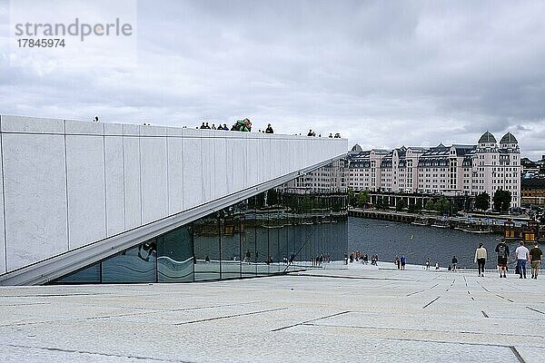 Schräger Aufgang aus Marmor zum Dach des Opernhaus Oslo  Operahuset Oslo  Oslo  Norwegen  Europa