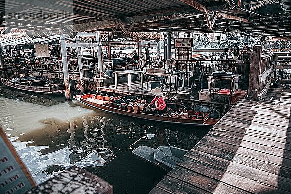 Boote am schwimmenden Markt in Bangkok  Thailand  Asien