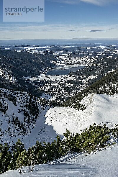 Blick vom Gipfel des Jagerkamp auf Schliersee und Ort  Berge im Winter  Schlierseer Berge  Mangfallgebirge  Bayern  Deutschland  Europa