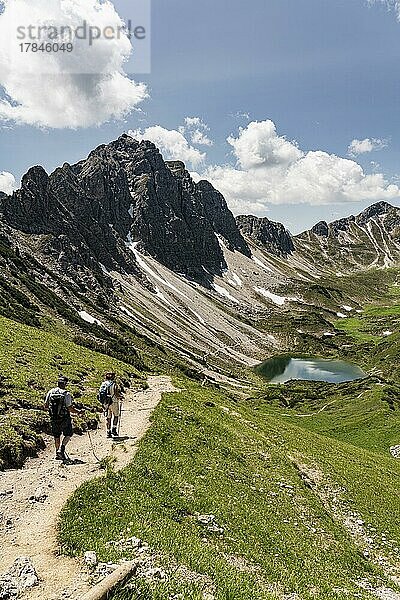 Wanderer  Wanderweg  hinten Lache  Wanderweg  Drei Seen Wanderung  Tannheimer Tal  Tirol  Österreich  Europa