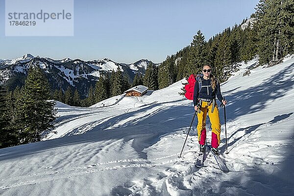Skitourengeher auf dem Weg zur Rotwand  Berge im Winter  Schlierseer Berge  Mangfallgebirge  Bayern  Deutschland  Europa