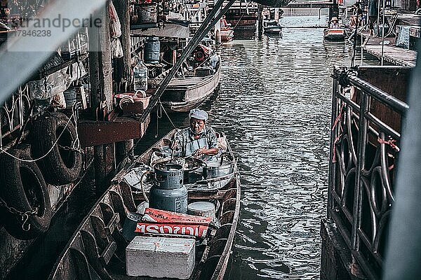 Boote am schwimmenden Markt in Bangkok  Thailand  Asien