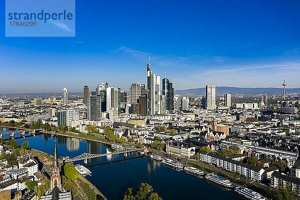 Luftbild  Frankfurt  Skyline  mit Wolkenkratzern  Frankfurt am Main  Hessen  Deutschland  Europa