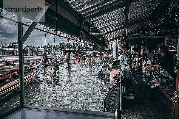 Boote am schwimmenden Markt in Bangkok  Thailand  Asien