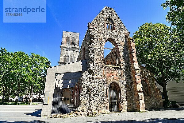 Ruinen der gotischen Kirche St. Christoph  auch Taufkirche von Johannes Gutenberg genannt  im Stadtzentrum von Mainz  Mainz  Deutschland  Europa