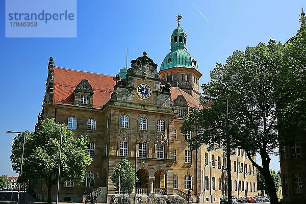 Historisches Gebäude im Zentrum von Bamberg bei strahlendem Sonnenschein. Bamberg  Oberfranken  Bayern  Deutschland  Europa