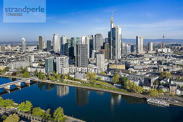 Luftbild  Frankfurt  Skyline  mit Wolkenkratzern  Frankfurt am Main  Hessen  Deutschland  Europa