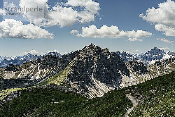 Drei Seen Wanderung  Nesselwängle  Blick auf Bergketten  Tannheimer Tal  Tirol  Österreich  Europa