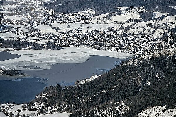 Blick vom Gipfel des Jagerkamp auf Schliersee und Ort  Berge im Winter  Schlierseer Berge  Mangfallgebirge  Bayern  Deutschland  Europa