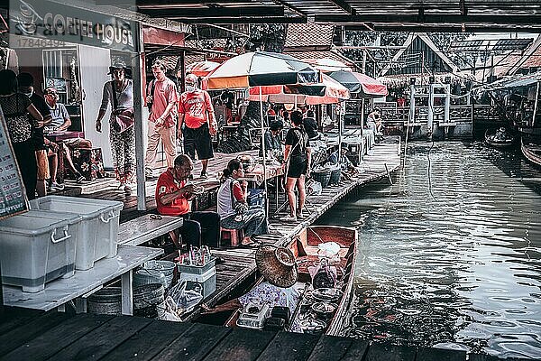 Boote am schwimmenden Markt in Bangkok  Thailand  Asien