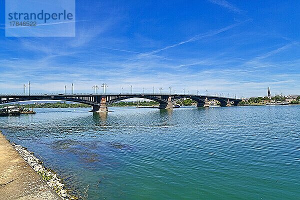 Große Theodor Heuss Brücke eine Bogenbrücke über den Rhein  die die Städte Mainz und Wiesbaden in Deutschland verbindet