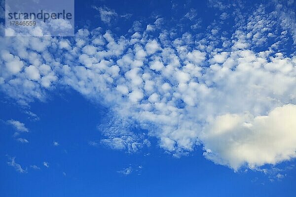 Weiße Wolken bei blauem Himmel