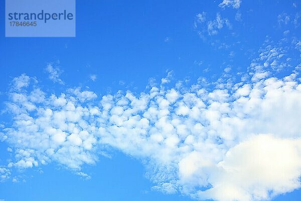 Weiße Wolken bei blauem Himmel