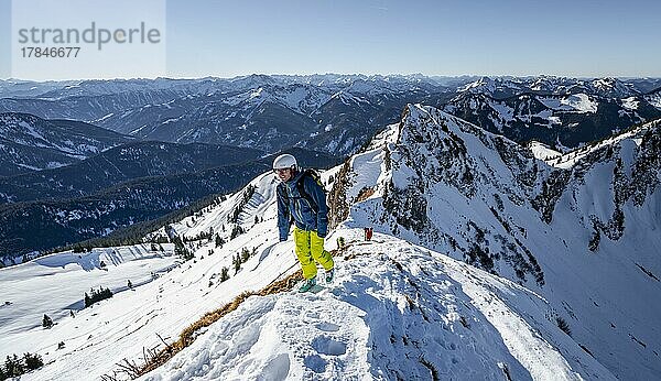 Skitourengeher im Winter auf der schneebedeckten Rotwand  Berge im Winter  Schlierseer Berge  Mangfallgebirge  Bayern  Deutschland  Europa