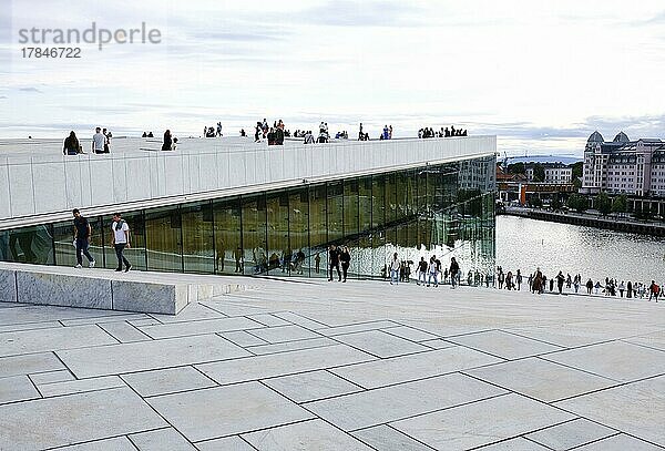 Schräger Aufgang aus Marmor zum Dach des Opernhaus Oslo  Operahuset Oslo  Oslo  Norwegen  Europa