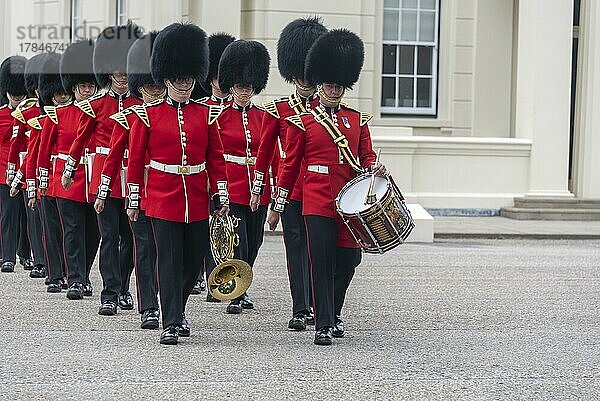 Königliche Garde mit Musikinstrumenten  Wellington Baracken  London  Großbritannien  Europa