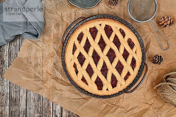 Draufsicht auf die hausgemachte Linzer Torte  ein traditionelles österreichisches Mürbeteiggebäck mit eingemachten Früchten und gemahlenen Nüssen mit Gittermuster