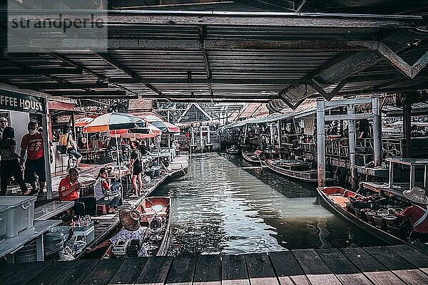 Boote am schwimmenden Markt in Bangkok  Thailand  Asien