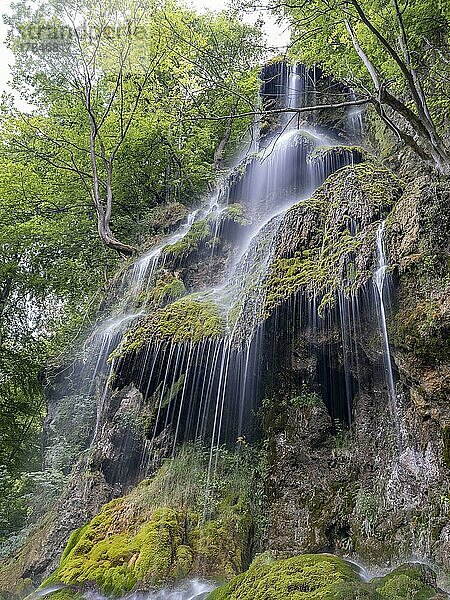 Uracher Wasserfall bei Bad Urach im Maisental  Schwäbische Alb  Bad Urach  Baden-Württemberg  Deutschland  Europa